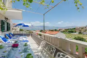 Comfortable Holiday Home with Terrace, Postira