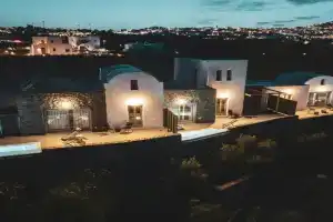 Uranides Luxury Suites, Karterados