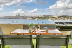 Exclusive Seafront Townhouse Central, Valletta Sea view, Sliema