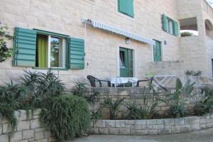 Apartments Family, Postira