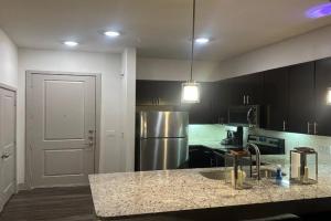 Luxurious 1 Bedroom w pool & patio inGalleria area, Houston