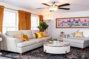 Villa Golden - King Bed & Swimming Pool!, Tempe