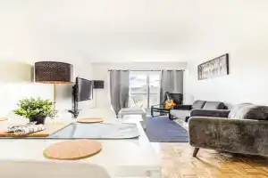 Cozy 2-Bedroom à Plateau-Mont-Royal, Laval