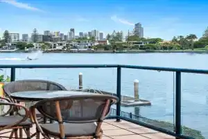 Perfect Waterfront Escape in Guest house, Gold Coast