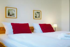 Wohnensemble mit 3 separaten Bereichen- 2 Küchen- 3 Badezimmer- 10 Personen- Garten- Parkplatz Apartments, Wolfsburg