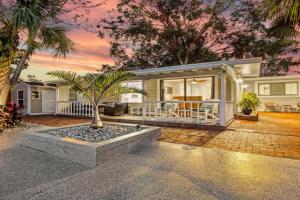 Canal Front Home in with Private Heated Pool & Outdoor Patio! Guest house, Sarasota