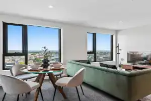 2-Bed Inner-City Pad with Pool BBQ & Gym, Melbourne