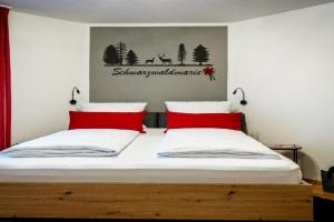 Schwarzwaldmarie in Titisee mit Badewanne Sonnenbalkon TG-Stellplatz Küche Apartments, Titisee-Neustadt