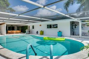 Lanai and Pet Friendly! Retro-Chic Home! Guest house, Sarasota