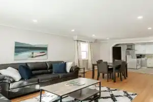 Charming 4BR Retreat with Backyard Guest house, Barrie