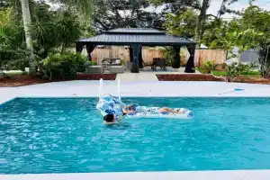 Tropical Oasis near Beaches! 4BR, Heated Pool, Fire Pit, Grill and More Guest house, Bradenton