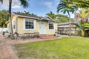 Shared Pool and Backyard Small and Cozy Guest House, Fort Lauderdale