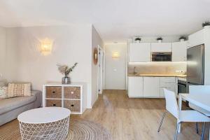 Can Alfredo, Apartamento Cala en Bosch con piscina, terraza y jardín privado, Cala'n Bosch