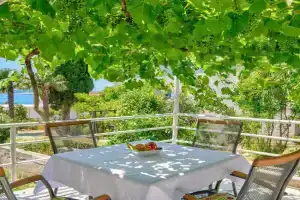 Lauschiges Apartment nur 200 Meter zum Sandstrand mit Meerblick, Grill, Klima, Dramalj