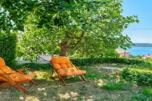 Komfortables Apartment nur 200 Meter zum Sandstrand mit Meerblick, Liegewiese, Grill, Dramalj