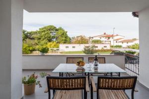 Idyllisches Apartment nur 600 Meter zum Strand mit privater Terrasse, WiFi, Parkplatz, Porec