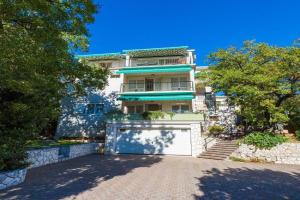 Idyllisches Apartment nur 250 Meter zum Strand mit Meerblick, privater Terrasse, Privatparkplatz, Crikvenica