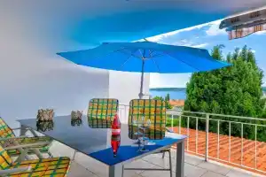 Modernes Apartment nur 350 Meter zum Sandstrand mit Meerblick, eigenem Liegestuhl, Grill, Dramalj