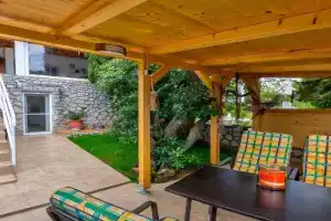 Reizendes Apartment nur 350 Meter zum Sandstrand mit Meerblick, Grill, Waschmaschine, Dramalj