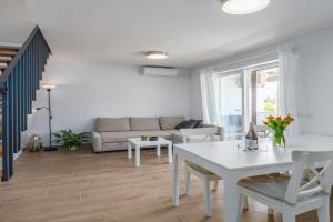 Exquisites Apartment mit eigener Galerie, Babybett, Waschmaschine und nur 700 Meter zum Strand, Porec