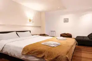 Apart Meidani - Stylish Old Town Apartment with Balcony & Synagogue View, Tbilisi