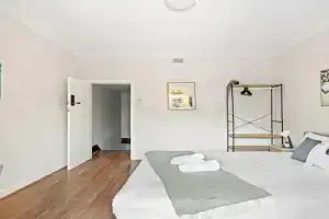 Rustic Queen Room in - Next to USYD - Shared Bathroom, Sydney