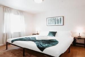 Stay & Play - Central Family Friendly Guest house, Calgary