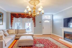 1 Mi to Dtwn Townhome with Patio in! Guest house, Baltimore