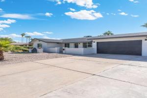 Central Gem Mural Art Garage Near Freeway Apartments, Tempe