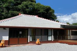広い畳間と外には広いウッドデッキCondominium和風邸Yanbaru Guest house, Nago