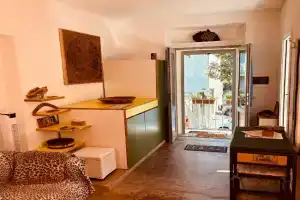 Barbara House, Como