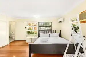 Affordable Studio Steps from UQ Shops and Transit, Brisbane