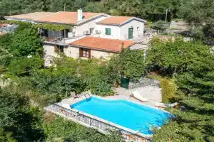 Stone Cottage, Nisakion