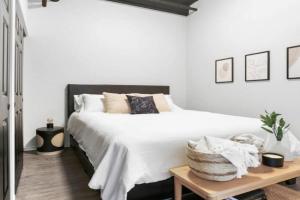 Spacious Modern Loft with Downtown Views and WiFi Apartments, Spokane