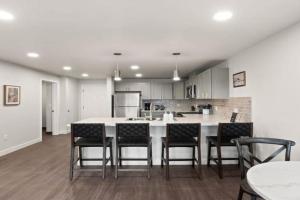 Spacious, King Bed, w Pool Table & Brunch Below! 303 Apartments, Spokane