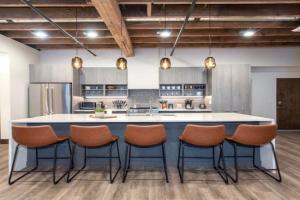 Walkable Downtown Loft with King Bed & Self Check in Apartments, Spokane