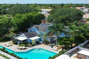 Large Heated Pool Family - 3500 sqft - Sleeps 17 Guest house, Bradenton