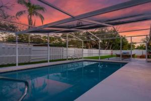 Pool - Near Beach - Outdoor Games for Family - Close to DT Guest house, Sarasota