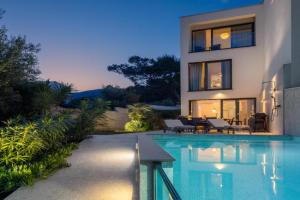 New Luxury Beachfront Villa Manera with heated pool, Bol