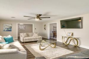 Home with Patio and Games Near Dtwn! Guest house, Pensacola