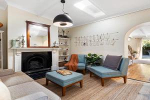 Bluestone Cottage - Vintage Courtyard Charm in CBD, Adelaide