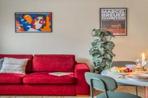 Vibrant and Central w Netflix, WiFi, 200m tram and bus Apartments, Helsinki