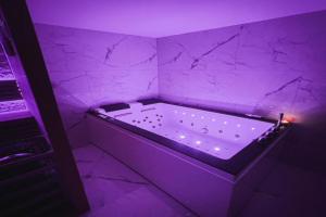 Suite KING Size SAUNA JACUZZI Mini-hotel, Lisieux