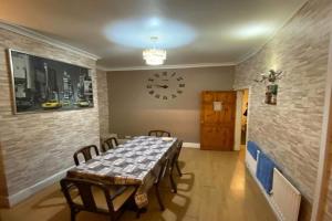 GO BIG ! Entire cozy House for max 8 people near city center, Manchester