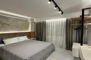 Emma Suite Apartments, Corce