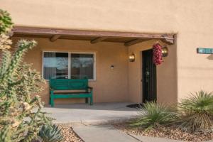 Grandma's Old Town Adobe House! Private Hot Tub-Close to Old Town-Pet Friendly-No Pet Fee!, Albuquerque