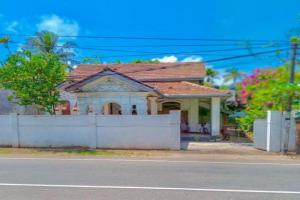 Free House, Bentota