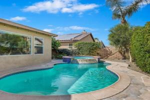 Pool & Spa Gated Community Walk to Festivals! Guest house, Indio