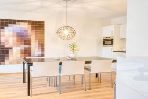 Charming 1-BR Retreat with Coastal View Apartments, Blankenberge