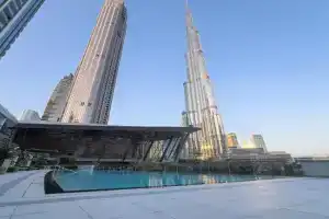 Downtown Luxury - Elegant 1-Bedroom Apartment - 5 Minutes Walk to Mall, Dubai